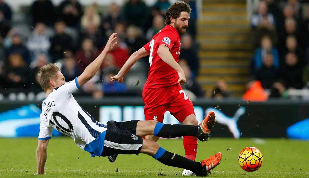 Gelandang Liverpool, Joe Allen (kanan) berusaha melewati gelandang Newcastle, Siem de Jong pada lanjutan Liga Inggris di Stadion St James' Park, Inggris (6/12). Newcastle menang atas Liverpool dengan skor 2-0. (Reuters/Andrew Yates)