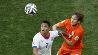 Pemain depan Timnas Chile, Alexis Sanchez (kiri) harus ditarik bek Belanda, Daley Blind, saat perebutan penguasaan bola di laga penyisihan Piala Dunia 2014 Grup B di Stadion Corinthians, Sao Paulo, Brasil, (23/6/2014). (REUTERS/Paulo Whitaker) 