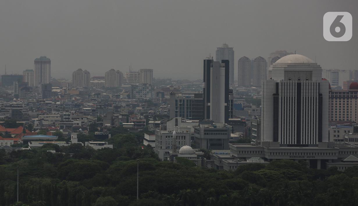 Lanskap gedung pencakar langit diambil dari kawasan Jakarta Pusat, Senin (26/9/2022). Berdasarkan situs IQAir, Jakarta beberapa kali meraih jawara Indeks kualitas udara (Air Quality Index/ AQI) terburuk dunia. (Liputan6.com/Johan Tallo)