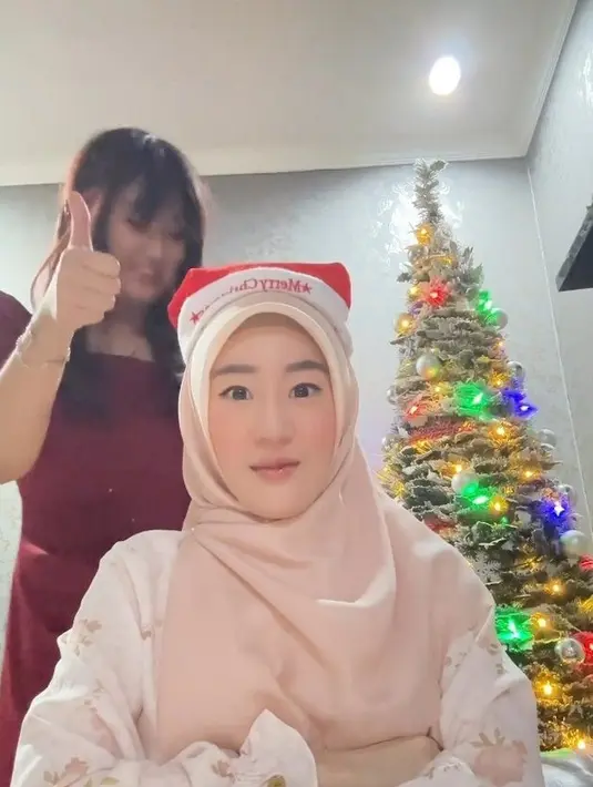 Bahkan ia juga memakaikan topi natal ke kakaknya yang belum lama menikah lagi itu. [Instagram.com/larissachou]