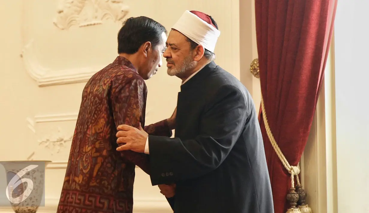 Presiden Joko Widodo berjabat tangan dengan Grand Syeikh Al Azhar Ahmed Muhammad Ahmed El Tayeb di Istana Merdeka, Jakarta, Senin (22/2). Kunjungan El Tayeb membahas ajaran Islam yang moderat dan rahmatan lil alamin. (Liputan6.com/Faizal Fanani)