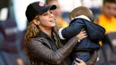 Shakira, penyanyi Kolombia pasangan Gerard Pique menggendong putranya, Sasha, saat Barcelona melawan Real Sociedad dalam lanjutan La Liga Spanyol di Stadion Camp Nou, Barcelona, (28/11/2015). (EPA/Alejandro Garcia)
