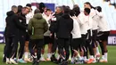 Pertandingan Aston Villa vs PSG ini dijadwalkan kick-off Rabu 16 April 2025 pukul 02.00 WIB, live streaming di Vidio. (FRANCK FIFE/AFP)