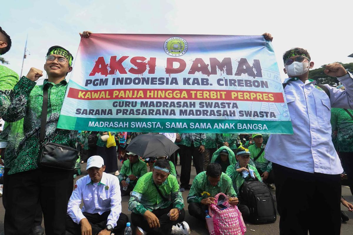 FOTO: Aksi Guru Madrasah Swasta di Depan Gedung DPR