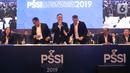 Ketua Umum PSSI terpilih Mochamad Iriawan (tengah) saat penutupan Kongres Luar Biasa (KLB) PSSI di Jakarta, Sabtu (2/11/2019). Pria yang akrab disapa Iwan Bule itu terpilih menjadi ketua umum PSSI untuk periode 2019-2023 setelah meraih 82 dari jumlah voters 85. (Liputan6.com/Herman Zakharia)