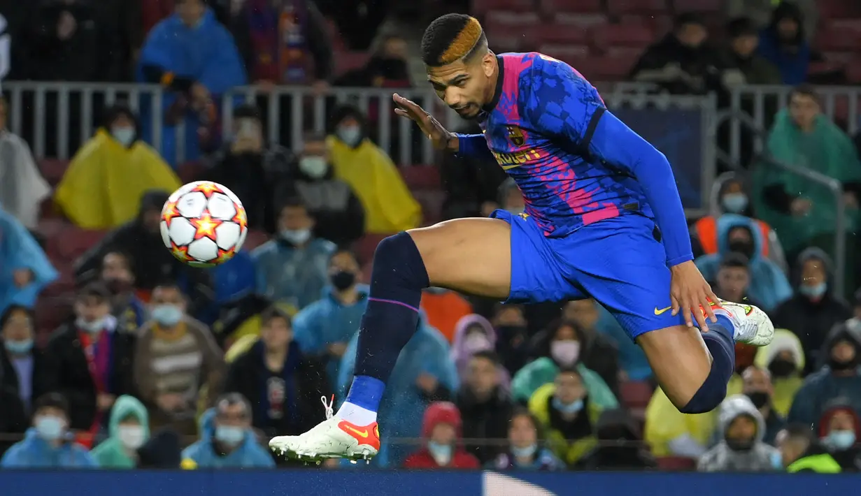 Gawang Benfica berhasil bergetar pada menit ke-83. Meneruskan umpan silang Jordi Alba, Ronald Arujo sukses mencetak gol. Sayangnya, gol tersebut dianulir lantaran Arujo terjebak dalam posisi offside. Skor kacamata pun bertahan hingga akhir laga. (AFP/Lluis Gene)