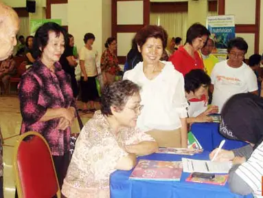 Citizen6, Jakarta: Peserta seminar melakukan pemeriksaan gratis mata, air mata (dry eye syndrome) dan tes kepikunan kepada dokter spesialis. (Pengirim: Ditia Anindita)   