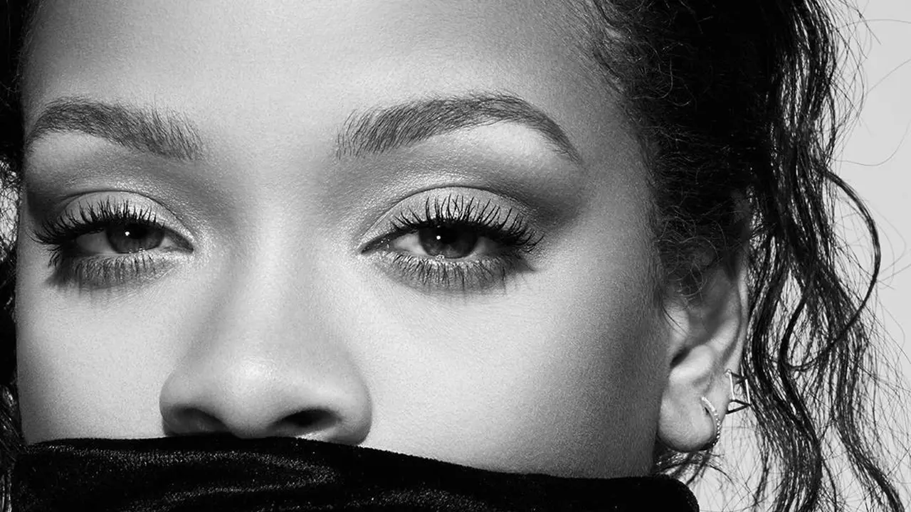 Rihanna Tampil Frontal dengan Maskara Baru