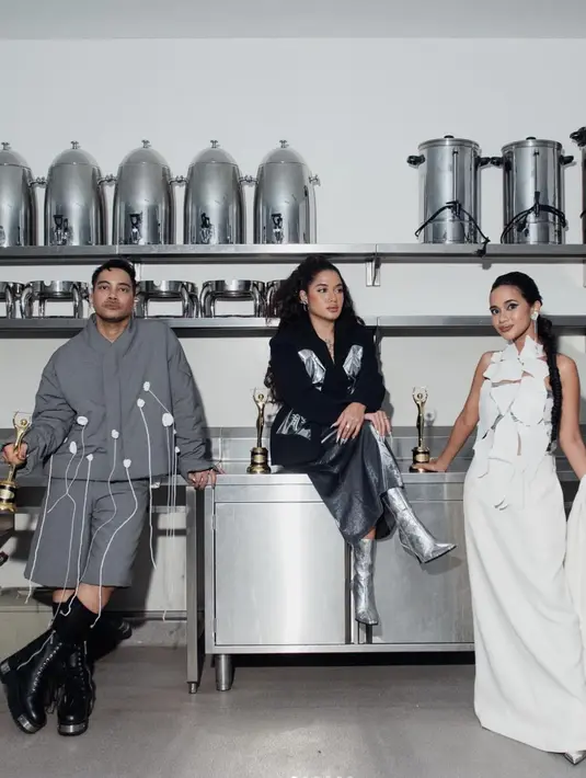 Kala manggung, Cantika Abigail terlihat totalitas dengan gaya nyentrik yang sesuai dengan personanya. [Foto: Instagram/ Cantika Abigail]