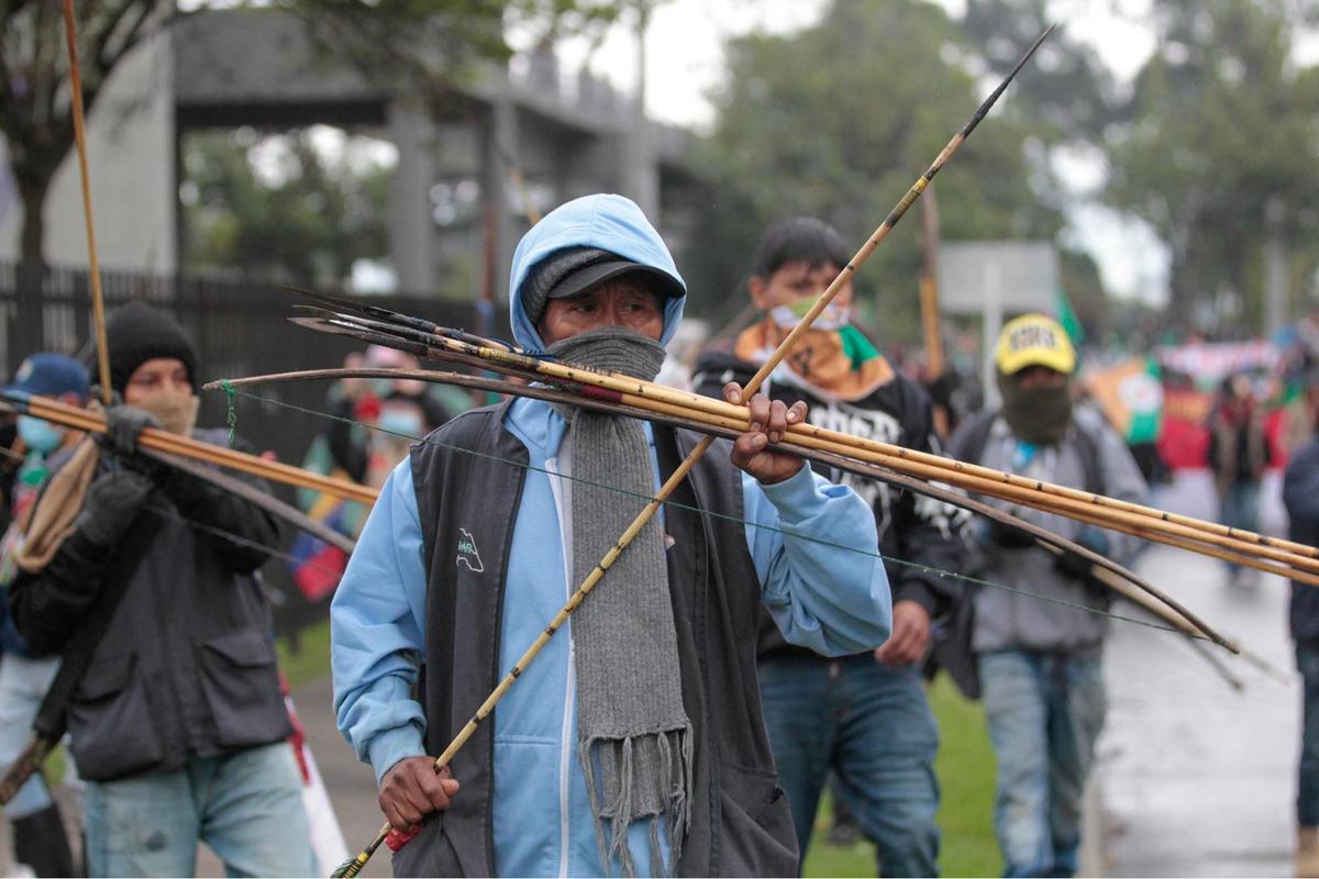 FOTO: Bentrokan di Bogota, Demonstran Serang Polisi dengan Panah di depan Kedubes AS