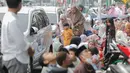 Area trotoar dan jalan yang berada di kantor PP Muhammadiyah juga ikut dipenuhi oleh jemaah. (Liputan6.com/Faizal Fanani)