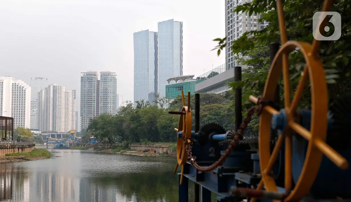 Pengerukan untuk menambah kapasitas daya tampung Waduk Melati hingga 15.000 meter kubik ditargetkan selesai akhir Februari 2023. (Liputan6.com/Angga Yuniar)