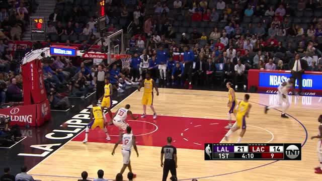 Los Angeles Lakers meraih kemenangan atas Los Angeles Clippers dengan skor 111-104.