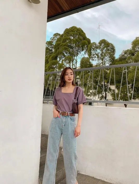 Kombinasi blouse warna lilac dengan high waist jeans dan aksesori berupa ikat pinggang warna cokelat ala influencer Jessica Thomas ini juga tak kalah menarik. Effortless! (Instagram/jessicathomaas).