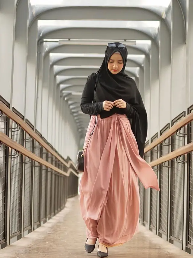 6 Ide Mix and Match Baju Pink Hijab ala Wirda Mansur, Gaya Stylish Jadi Panutan Remaja