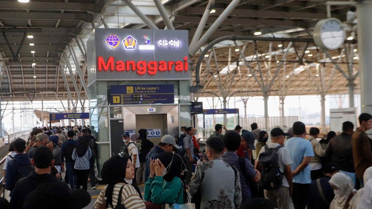 Alat transportasi seperti Kereta Rel Listrik (KRL) Commuterline memang sudah melekat di hati penumpang karena tarifnya yang sangat ramah untuk masyarakat. (Liputan6.com/Herman Zakharia)
