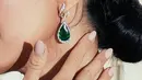 Kesan mewah semakin terpancar dari perhiasan yang dipakainya dari koleksi Chopard berupa anting-anting zamrud dari koleksi high jewellery mewah, serta cincin berbentuk bunga warna hijau. (Instagram/ralineshah).