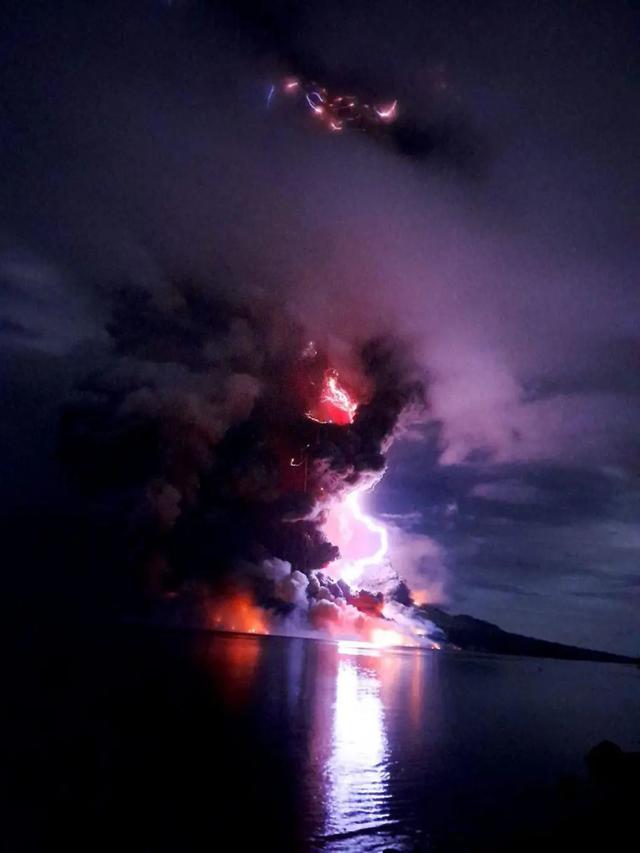 Sejak Rabu malam 17 April 2024, status Gunung Ruang naik lagi dari Siaga menjadi Awas. Hal itu disebabkan terus meningkatkan aktivitas gunung yang berada di Kabupaten Sitaro, Sulawesi Utara (Sulut).