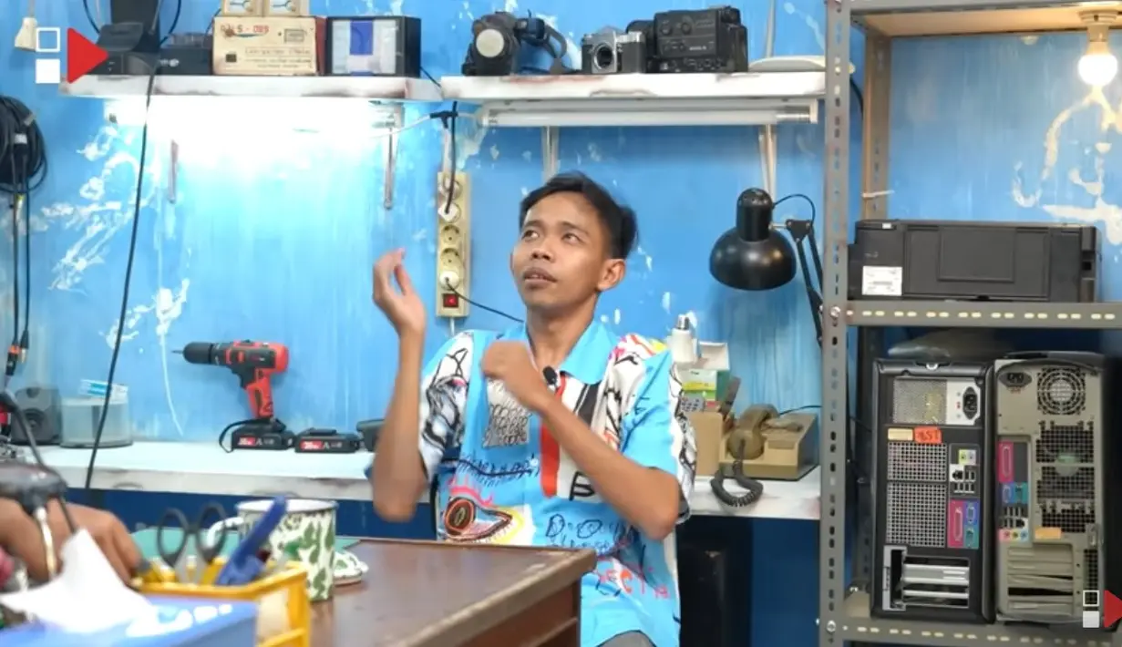 Karena tak bisa membelikan mobil, Dede Sunandar lantas disuruh untuk menyelesaikan rumah tangganya. "Ya udah Aa kata pak hajinya, kalau gak bisa nafkahin lahir batin anak saya ya udahan aja," kata Dede menirukan mantan mertuanya. [Youtube/HAS Creative]