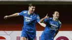 Striker Persib Bandung, Ezra Walian (tengah) melakukan selebrasi usai mencetak gol pertama timnya ke gawang Persebaya Surabaya dalam laga perempatfinal Piala Menpora 2021 di Stadion Maguwoharjo, Sleman, Minggu (11/4/2021). Persib menang 3-2 atas Persebaya. (Bola.com/M Iqbal Ichsan)