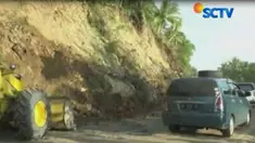 Dua alat berat langsung dikerahkan pemerintah daerah setempat untuk mengevakuasi material longsor berupa bebatuan dan tanah yang berserakan di sepanjang jalan.