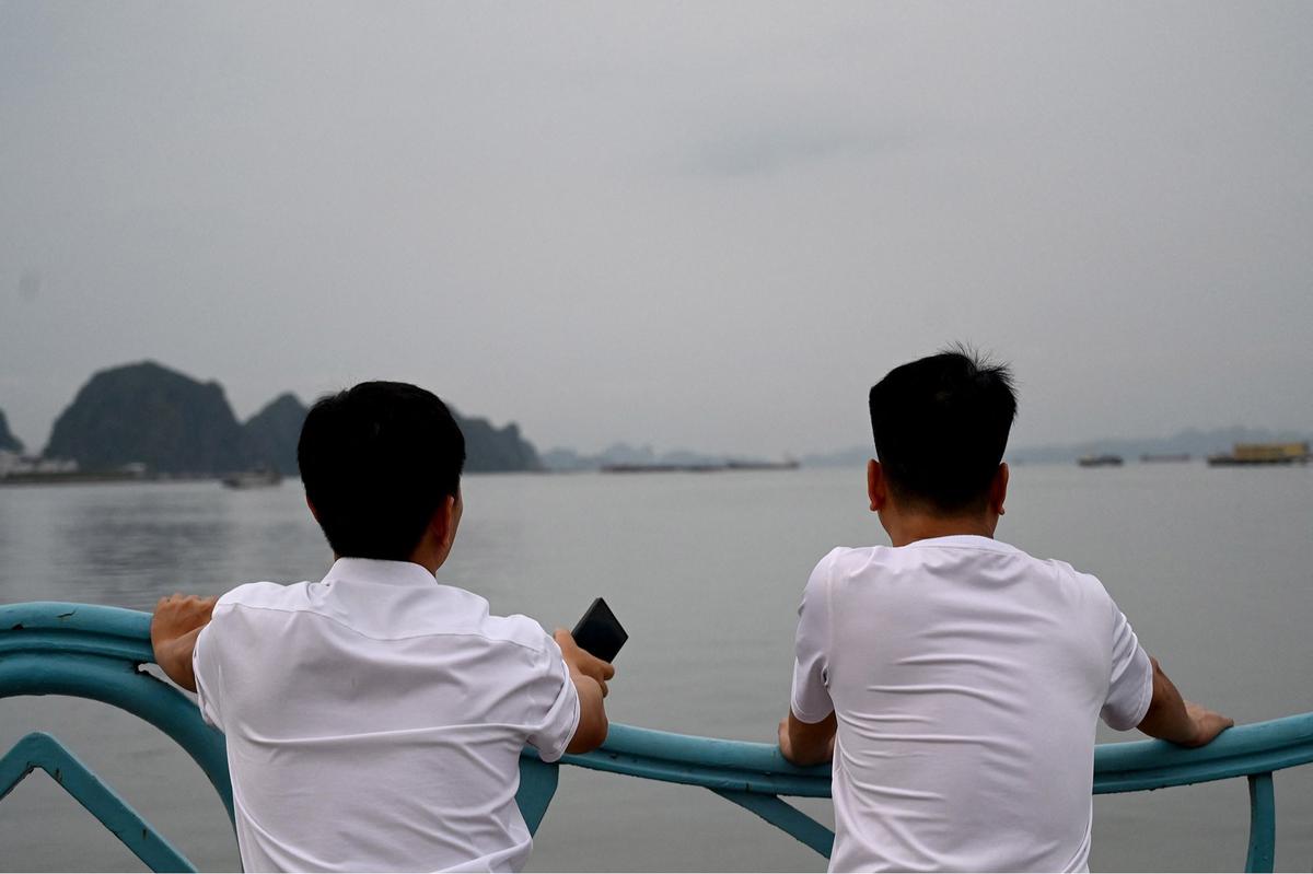 FOTO: Kapal Wisata Terbalik di Teluk Ha Long, Puluhan Wisatawan Tewas