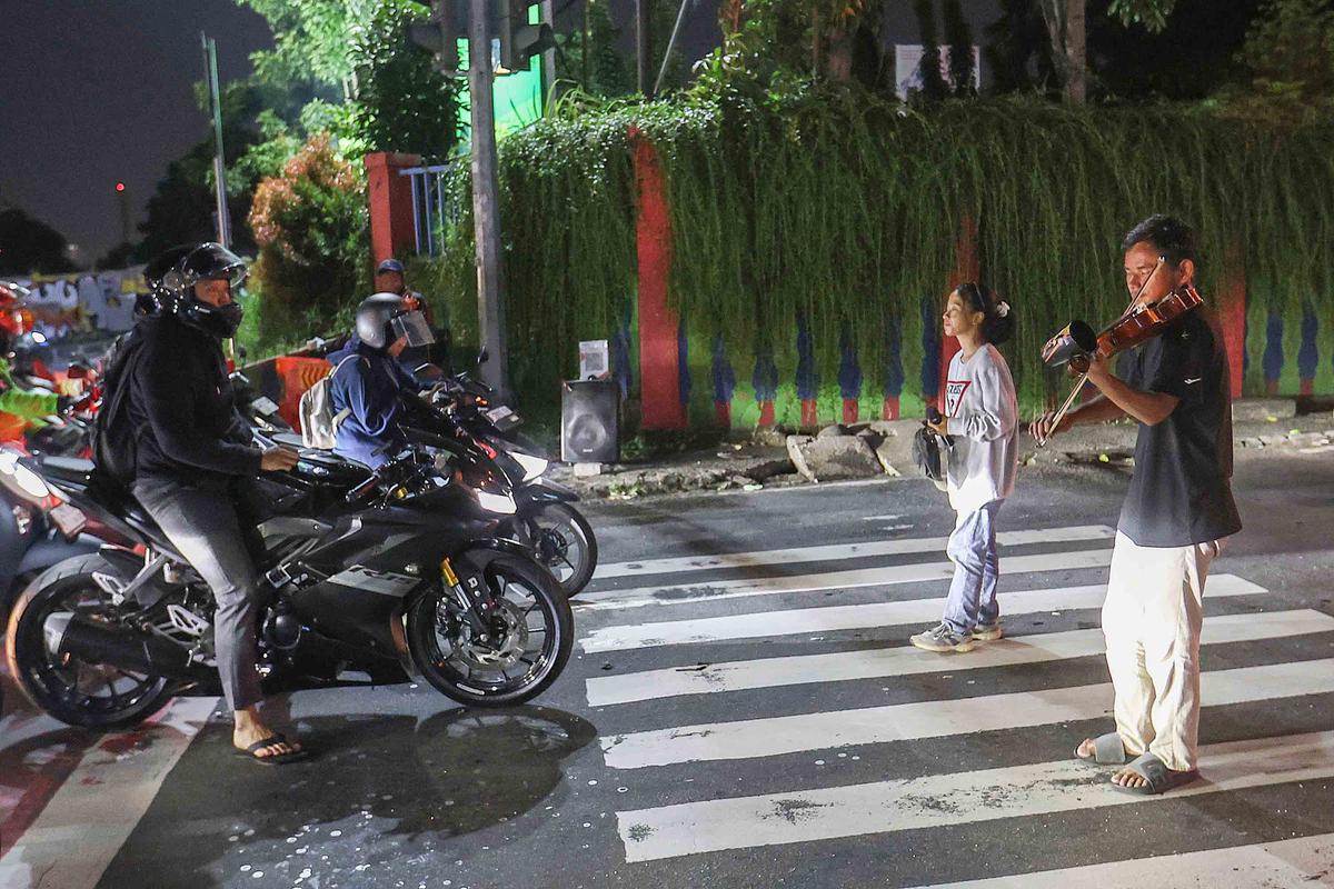 FOTO: Musik di Lampu Merah,  Kisah Kris Si Biola Jalanan dan Polemik Royalti