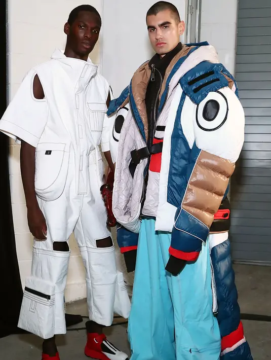 Dua model berpose di belakang panggung sebelum membawakan busana VFILES selama New York Fashion Week di Barclays Center of Brooklyn di New York City, (6/9). (Astrid Stawiarz / Getty Images / AFP)