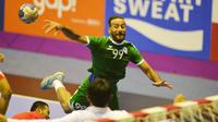 Pemain Bola tangan Arab Saudi, Abbas Alsaffar, saat pertandingan melawan Indonesia pada laga Asian Games 2018 di GOR Popki Cibubur, Jakarta, Jumat (17/8/2018). (AFP/Aamir Qureshi)