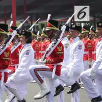 Setelah melalui seleksi yang ketat, akhirnya dipilih sebagai pembawa baki atau nampan Sang Saka Merah Putih. Baik saat penaikan bendera maupun penurunan bendera pada sore harinya. (Foto. M Fajri Erdyansyah/Liputan6)