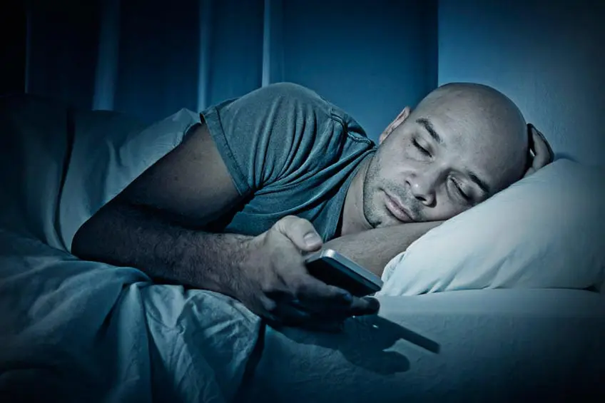 Kecanduan Telepon Genggam? Hati-Hati Serangan Sleep Texting