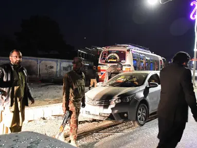 Aparat kepolisian dan militer berjaga di lokasi serangan bom bunuh diri di Quetta, Balochistan, Pakistan, Selasa (9/1). Serangan bom bunuh diri yang menghantam truk polisi Pakistan tersebut menewaskan 7 orang. (Liputan6.com/Banaras Khan)