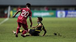 Permukaan lapangan Stadion Pakansari sangat licin disebut menjadi salah satu faktor yang menghambat Timnas Indonesia U-17 untuk menampilkan performa terbaik. (Bola.com/Ikhwan Yanuar)