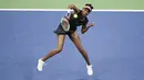 Petenis AS, Venus Williams, memukul bola saat laga melawan petenis muda AS, Sloane Stephens, pada babak semifinal AS Terbuka di New York, Kamis (7/9/2017). Venus Williams kalah 1-6, 6-0, 5-7 dari Sloane Stephens. (AP/Andres Kudacki)