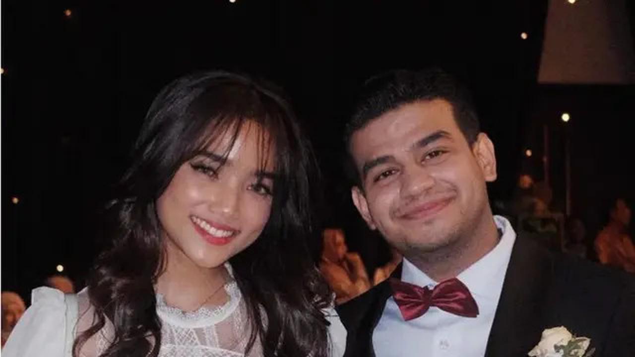 6 Beda Gaya Fuji dan Aaliyah Massaid dengan Tas Mewah di Acara Ngunduh Mantu Kakak Fadil Jaidi