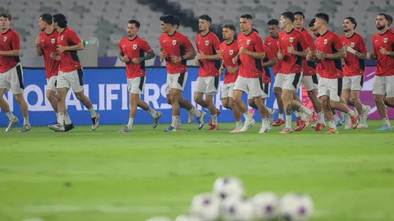 VIDEO: Suasana Latihan Timnas Jelang Laga Panas Vs China, Emil - Paes Jatuh Bangun Kerja Keras
