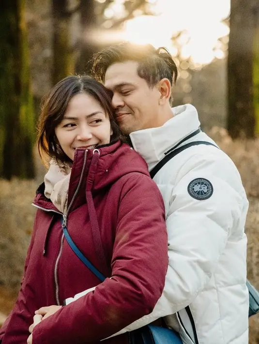 <p>Surya Insomnia tampak mengabadikan momen romantis bersama sang istri saat liburan di Korea Selatan. Kebahagiaan terlihat dari senyum mereka yang merekah. [Foto: instagram.com/suryainsomnia]</p>