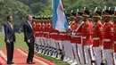 Presiden Joko Widodo bersama Presiden Argentina Mauricio Macri memeriksa pasukan kehormatan dalam upacara penyambutan kenegaraan di Istana Bogor, Rabu (26/6/2019). Keduanya dijadwalkan melangsungkan pertemuan empat mata, pertemuan bilateral serta melakukan pernyataan pers bersama (AP/Achmad Ibrahim)