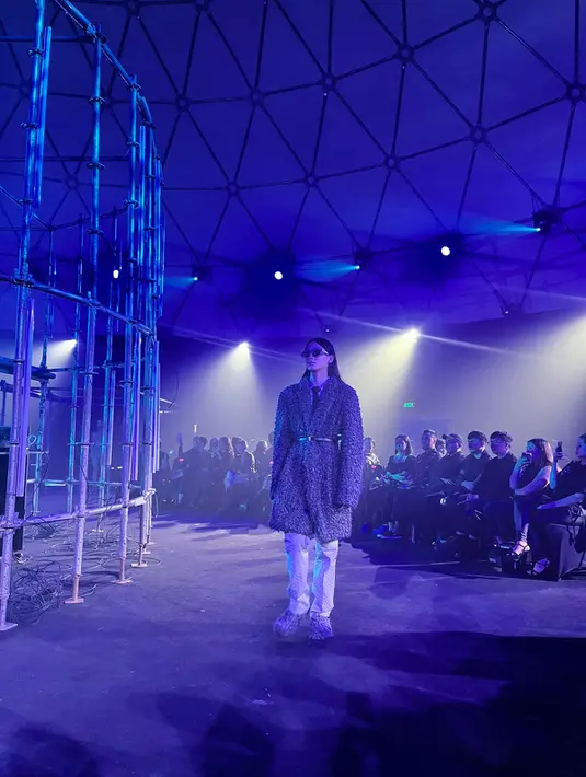 Presentasi ini kian maksimal karena didukung FFFAAARRR dan Karyarupa. Keduanya berkolaborasi menghadirkan pengalaman artistik dengan mengesankan. [Foto: Adinda Tri Wardhani / Fimela.com]