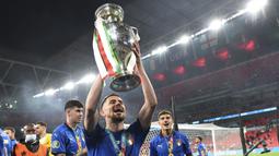 Gelandang Chelsea itu tercatat mampu menyelesaikan 497 operan dengan akurasi 93 persen. Dia sukses mengawinkan gelar Liga Champions dengan Piala Eropa. (Foto:AFP/Andy Rain)