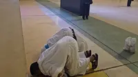 Sujud Syukur Jemaah Kloter PDG 08 Awali Kedatangan Gelombang II di Bandara Jeddah
