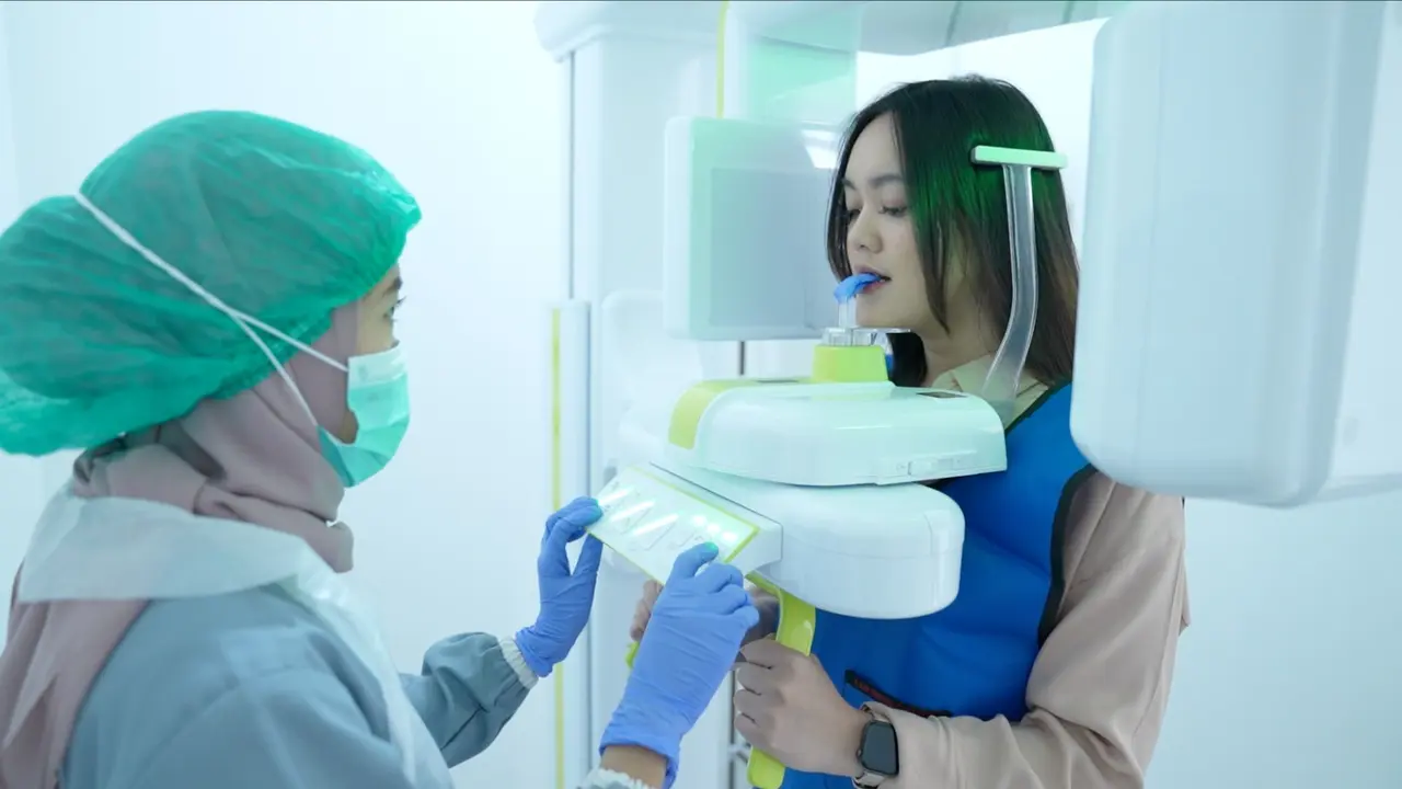 Pasien Sedang Pemeriksaan 3D X-Ray di Rata Clinic Center