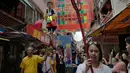 Sejumlah anak-anak mengenakan kostum diarak saat perayaan Festival Cheung Chau Bun di Hong Kong (5/3). Pada saat melakukan festival ini masyarakat pulau Cheung Chau membawa sebuah patung dewa Pak Tai dari satu desa ke desa lain. (AP Photo/Vincent Yu)