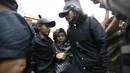 Ibu Vadel Badjideh, Titin, bahkan sempat pingsan saat majelis hakim membacakan putusan untuk putranya. Tak pelak, kedua kakak Vadel, Martin dan Bintang, dengan sigap menangani. (Kapanlagi.com/Budy Santoso)