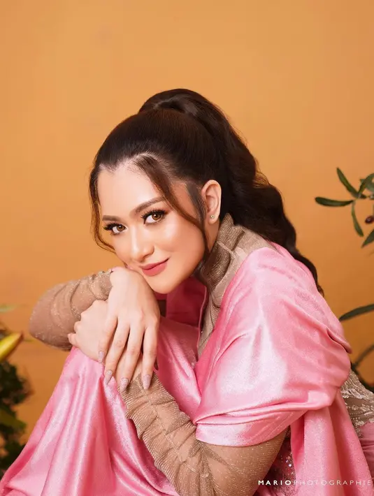 Di sini, Nathalie Holscher tampil dengan balutan outfit pink. Makeup bold bernuansa kecokelatan yang hangat, berpadu dengan highlighter yang membuat penampilannya semakin bercahaya bak dewi. Rambut panjangnya ditata high ponytail, menyisakan beberapa helai di bagian depan sebagai poni. Foto: Instagram.