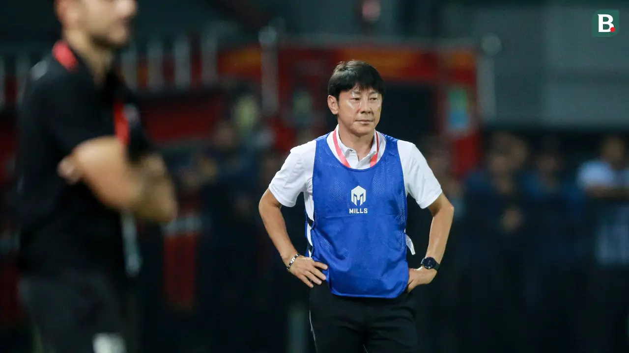 Foto: Tampil Beda, Shin Tae-yong Kenakan Rompi Saat Mendampingi Timnas Indonesia Menghadapi Thailand di Piala AFF U-19 2022