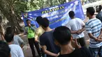 Satlantas Polres Metro Jakarta Pusat mengumpulkan 48 'Pak Ogah' di Lapangan Banteng, Sawah Besar, Kamis (24/8). Puluhan 'Pak Ogah' dilatih menjadi pasukan Sukarelawan Pengaturan Lalu Lintas (Supeltas) Polres Metro Jakpus. (Liputan6.com/Immanuel Antonius)