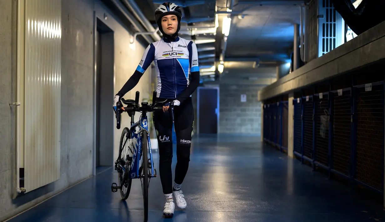 Atlet sepeda Afghanistan Masomah Ali Zada tiba untuk sesi pelatihan di World Cycling Center (CMC) di Aigle (1/7/2021). Masomah Ali Zada akan bersaing di Olimpiade 2020 untuk Tim Pengungsi Olimpiade. (AFP/Fabrice Coffrini)