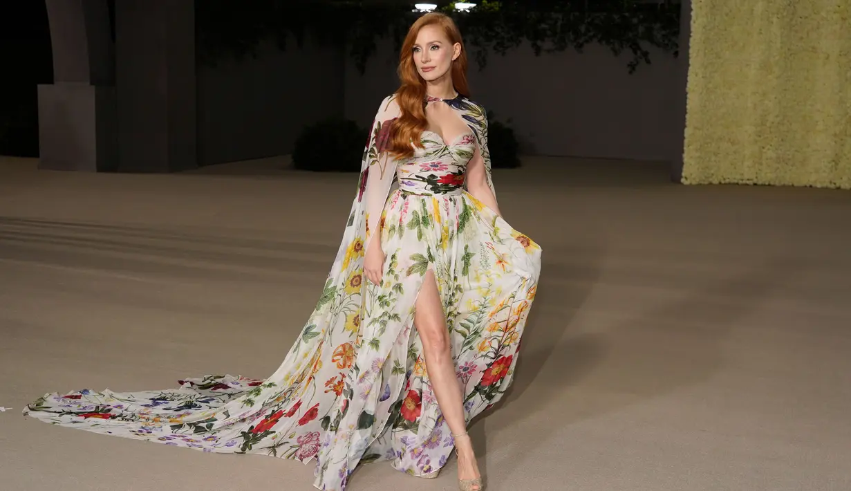 Jessica Chastain saat tiba di acara tahunan kedua Academy Museum di Academy Museum of Motion Pictures di Los Angeles, Amerika Serikat, Sabtu (15/10/2022). Jessica Chastain tampil memukau dalam gaun strapless putih yang mengalir dengan pola bunga yang semarak dan jubah panjang lantai yang serasi. (AP/Chris Pizzello)