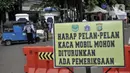 Petugas memeriksa jumlah penumpang salah satu taksi saat penindakan Pembatasan Sosial Berskala Besar (PSBB) di kawasan Menteng, Jakarta, Senin (13/4/2020). Aturan bagi pengendara saat PSBB berlangsung antara lain wajib mengenakan masker dan sarung tangan bagi pengendara motor. (merdeka.com/Iqbal S.